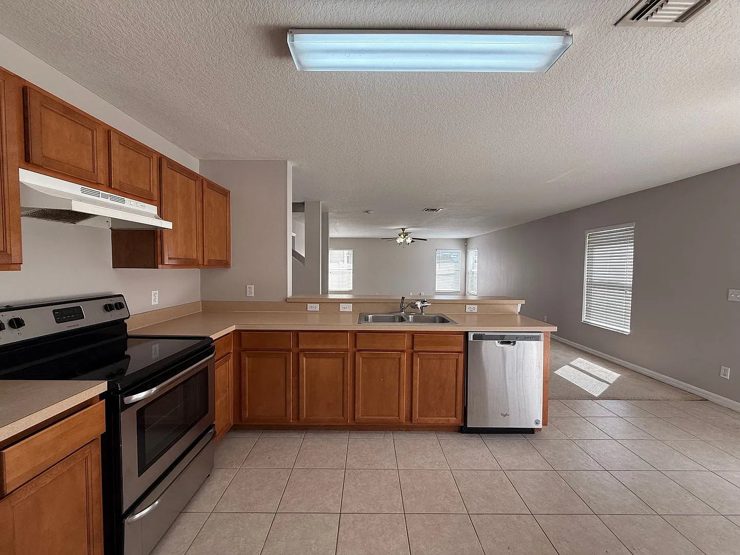 Huge 6 Bedroom / 4 Bath Single Family Home For Rent. — Photo 3