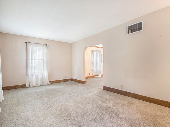 5th image of 332 Parkovash Ave