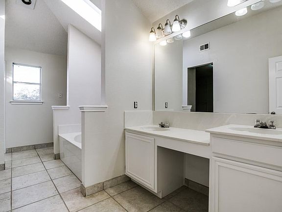 5th image of 825 Edmonton Dr