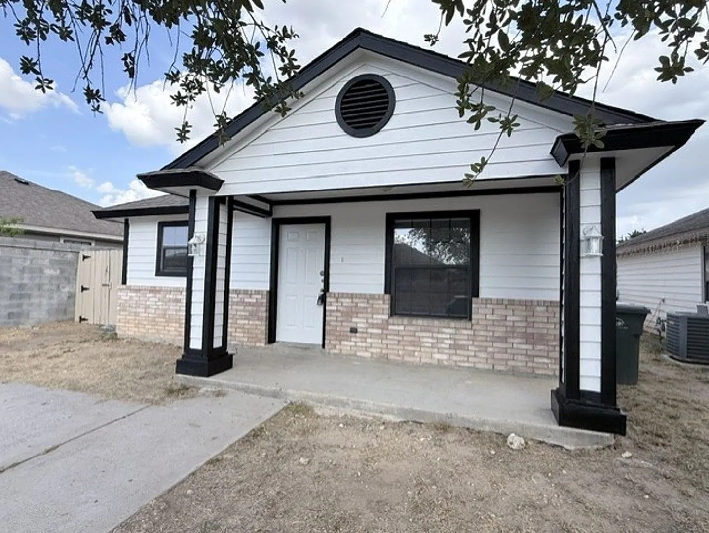 Santa Fe Subdivision! Three Bedroom — Photo 2