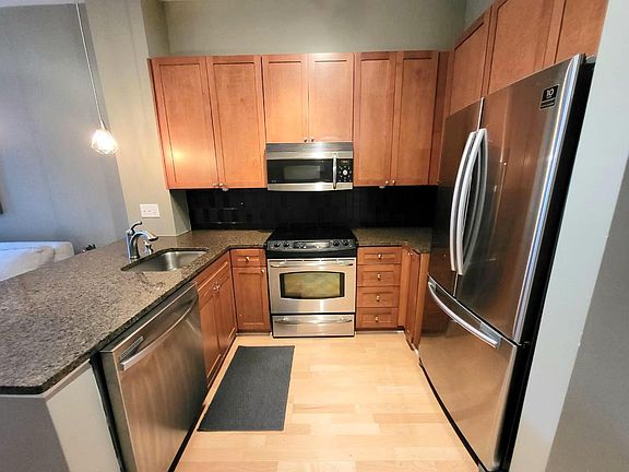 4th image of 525 E 6th St #320