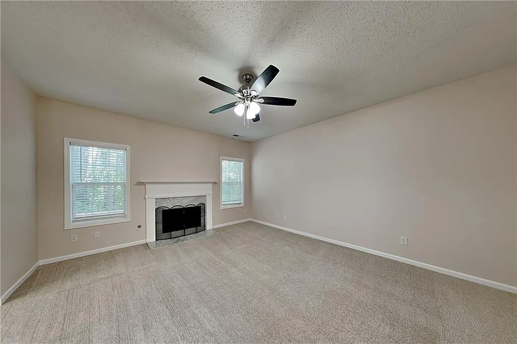 4 bed, 2.5 bath, 1921 sqft, $2,100 — Photo 2