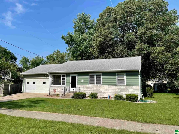 6 N Windsor Cir, Storm Lake, IA 50588