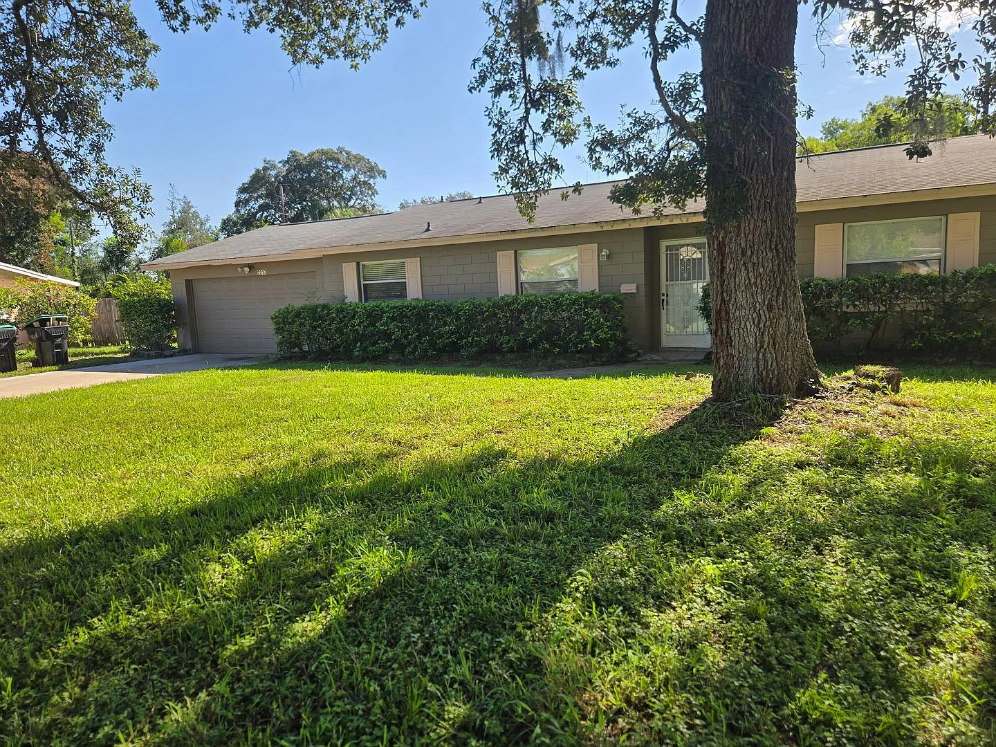 3 Bedroom To 2 Bath Spacious Home With Oversized Garage — Photo 4