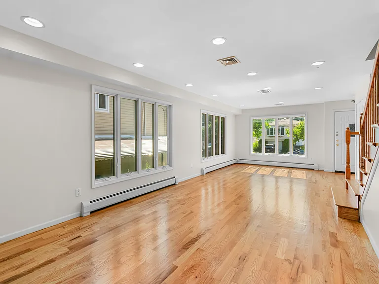 185 Martin Ave — Photo 3