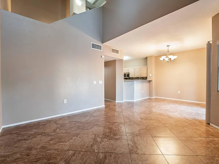 2000 Quartz Cliff St #104 — Photo 4