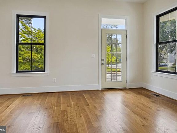 5th image of 10142 Pine St