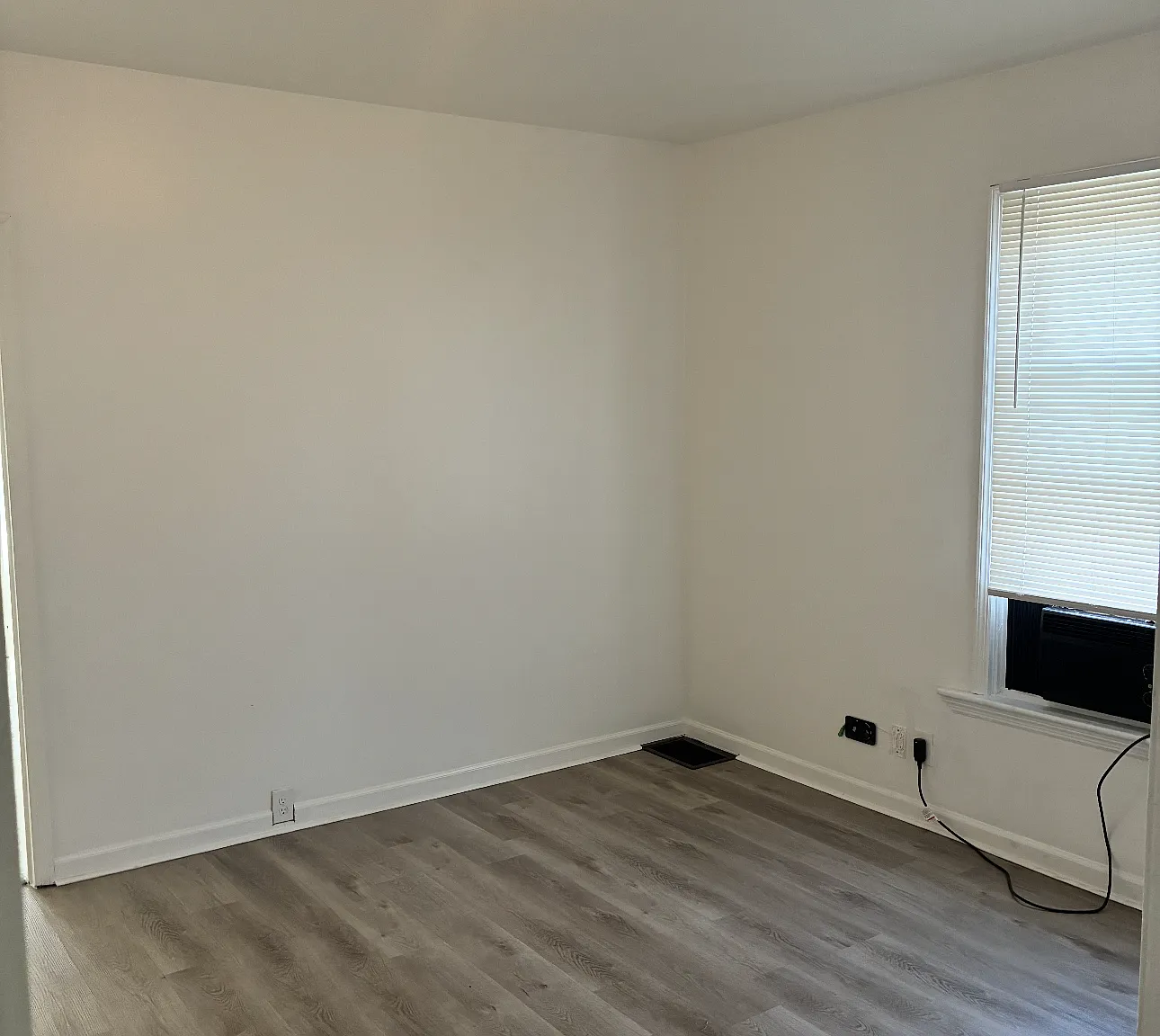 2 bed, 2011 sqft, $1,100 — Photo 2
