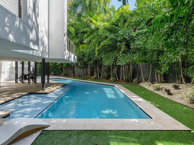 N Hibiscus Dr — Photo 15