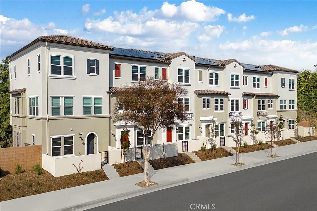 4 bed, 3.5 bath, 1911 sqft, $4,650 — Photo 3