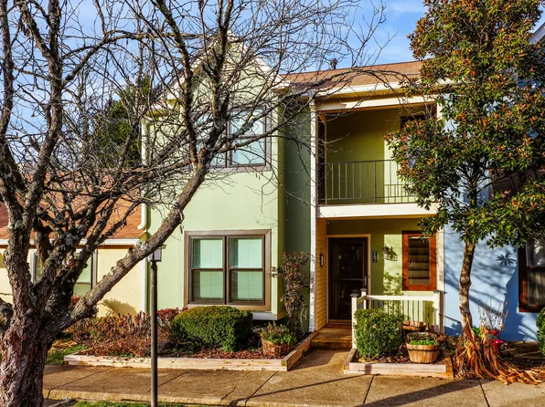 582 Pebblecreek Ct, Charlottesville, VA 22901