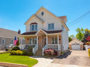 41 Winnie Ct, Westbury, NY 11590