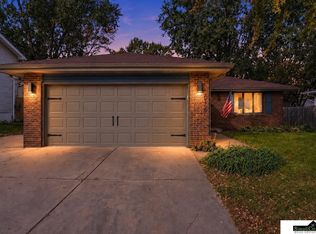 6127 NW 9th St, Lincoln, NE 68521