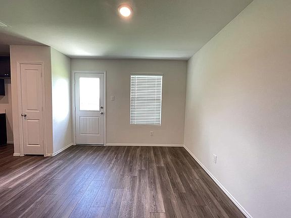 4th image of 911 Wildflower St