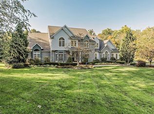 121 Champion Ln, Chagrin Falls, OH 44022