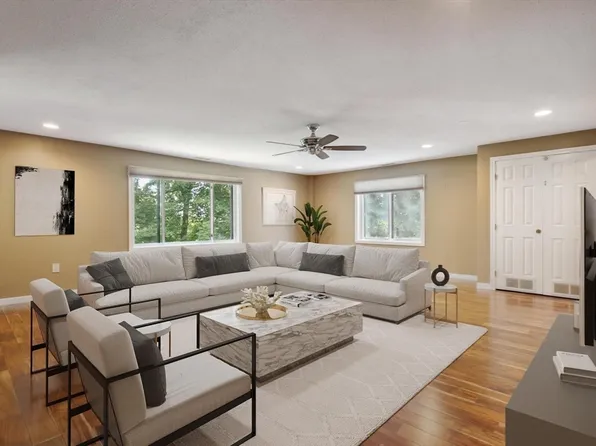 9 Ledgewood Way APT 15, Peabody, MA 01960