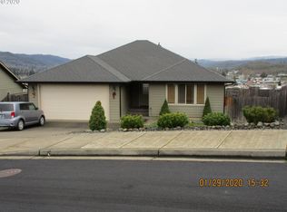 1904 NE Sunset Loop Dr, Roseburg, OR