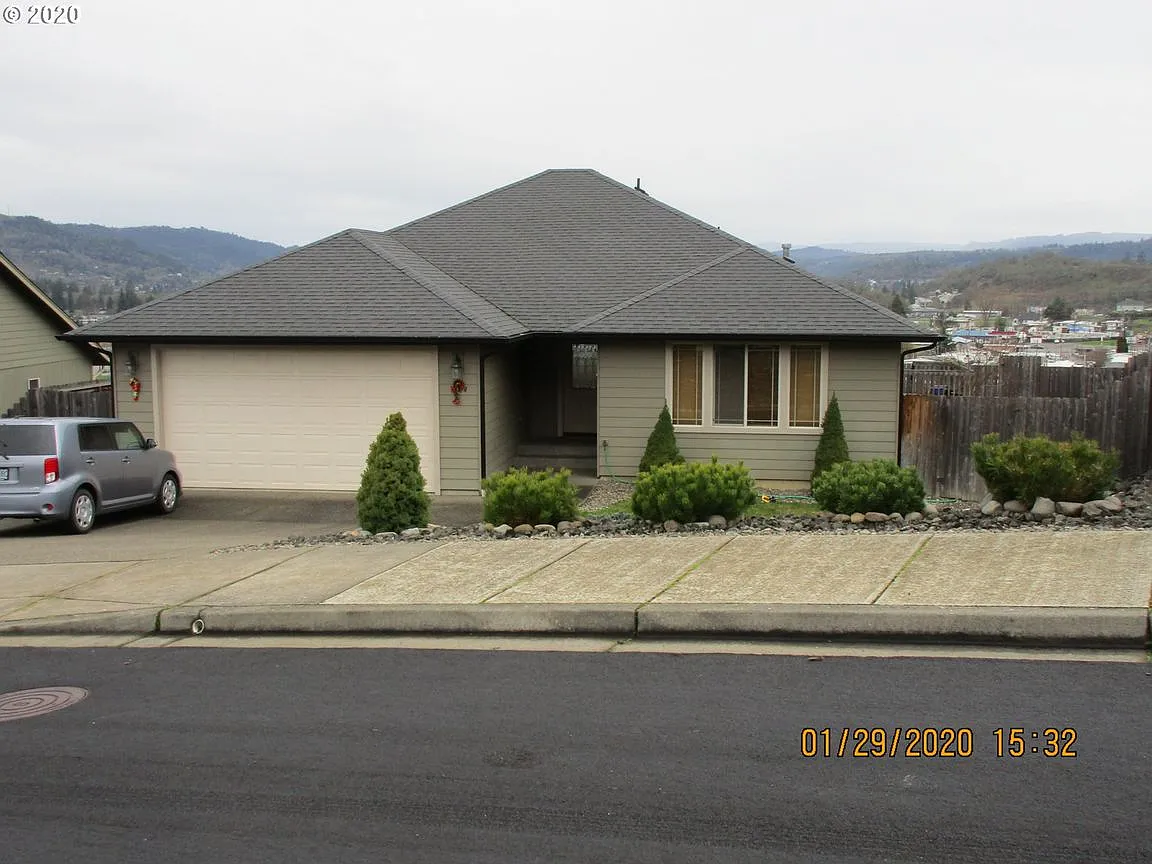 1904 NE Sunset Loop Dr photo 1