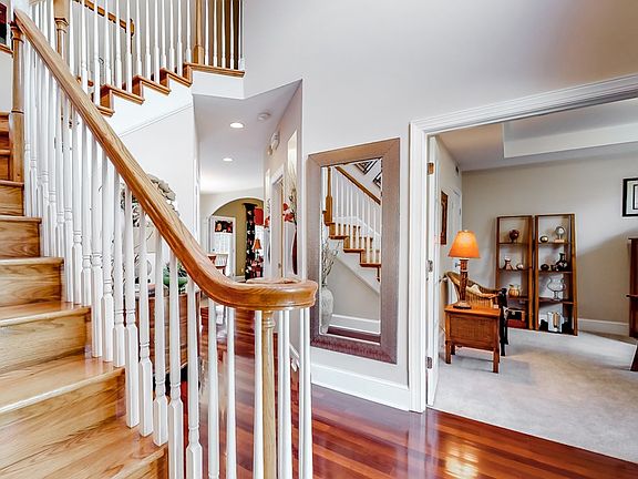 5th image of 646 Deerwood Way