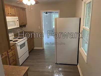 100 Bristol Ave — Photo 6