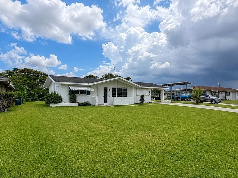 800 Willow Dr — Photo 1