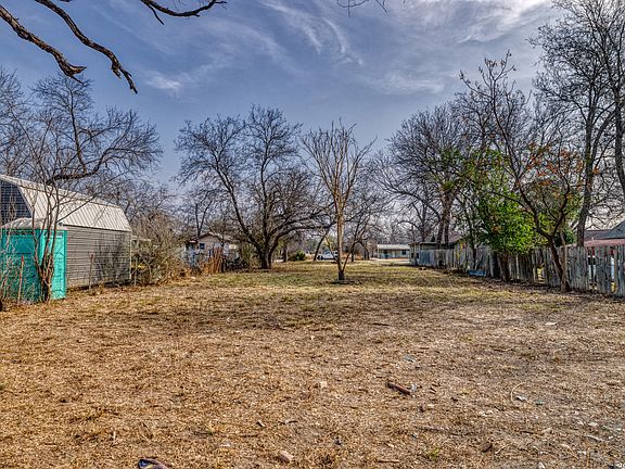 4th image of 224 E Leona St