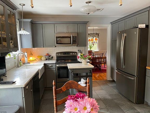 5th image of 938 Potters Rd