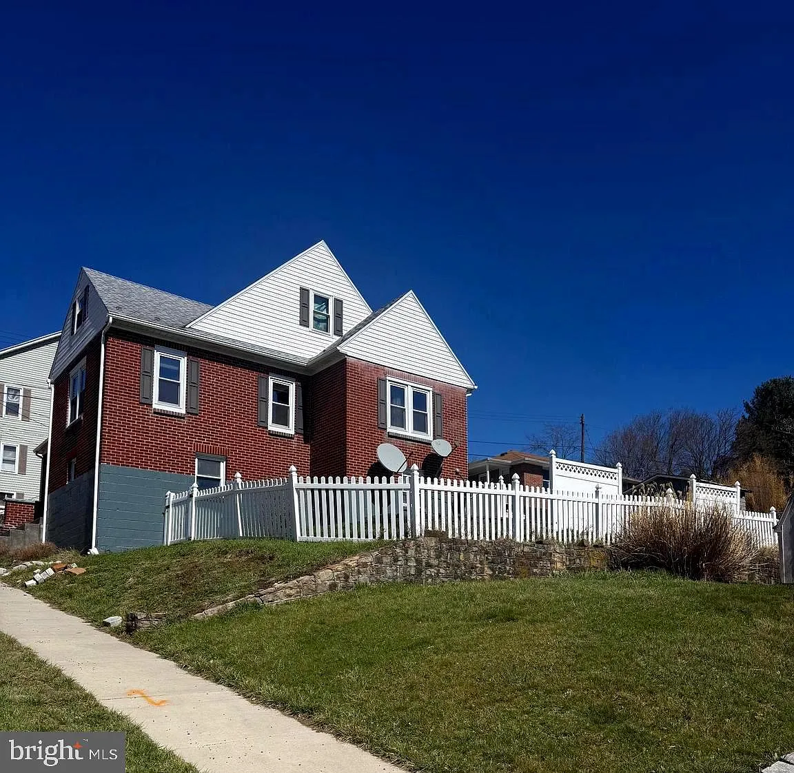 212 E Main St photo 1
