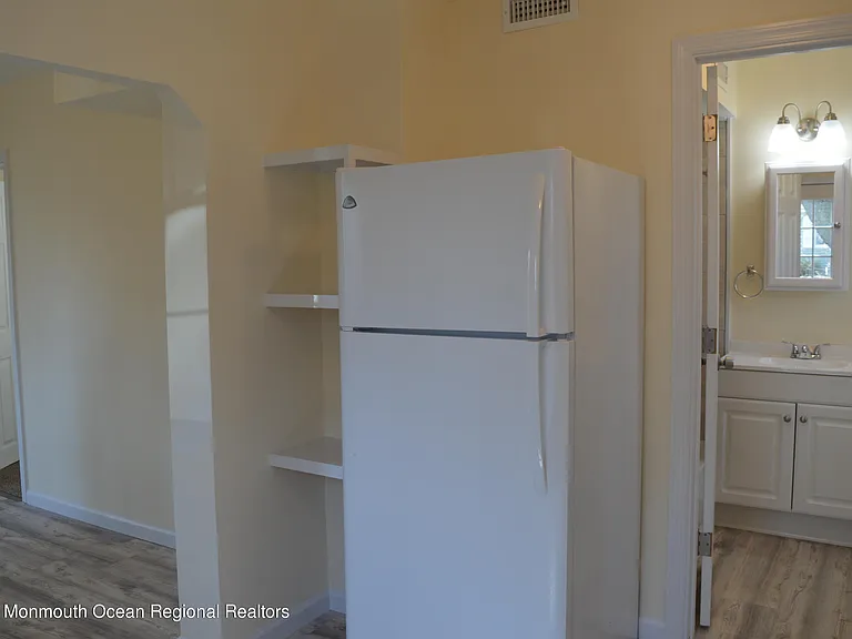 186 S Park Ave — Photo 10