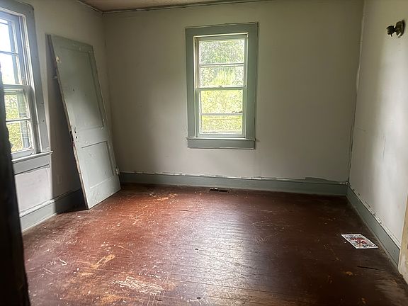 3rd image of 102 McArthur St #1