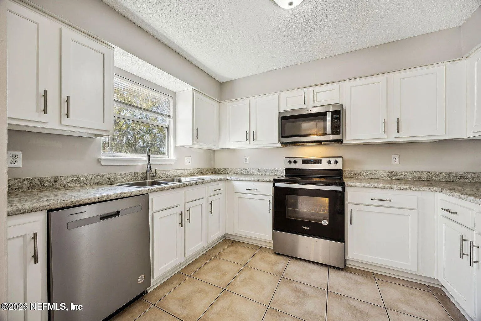 3 bed, 2.0 bath, 1767 sqft, $2,100 — Photo 4