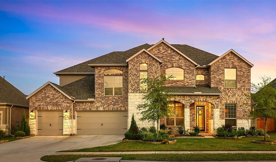 Stunning 2-story home nestled in the quiet neighborhood of Falls at Dry Creek in Cypress!