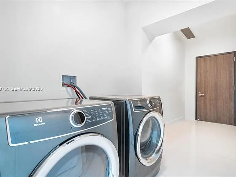 88 SW 7th St #4203 — Photo 32