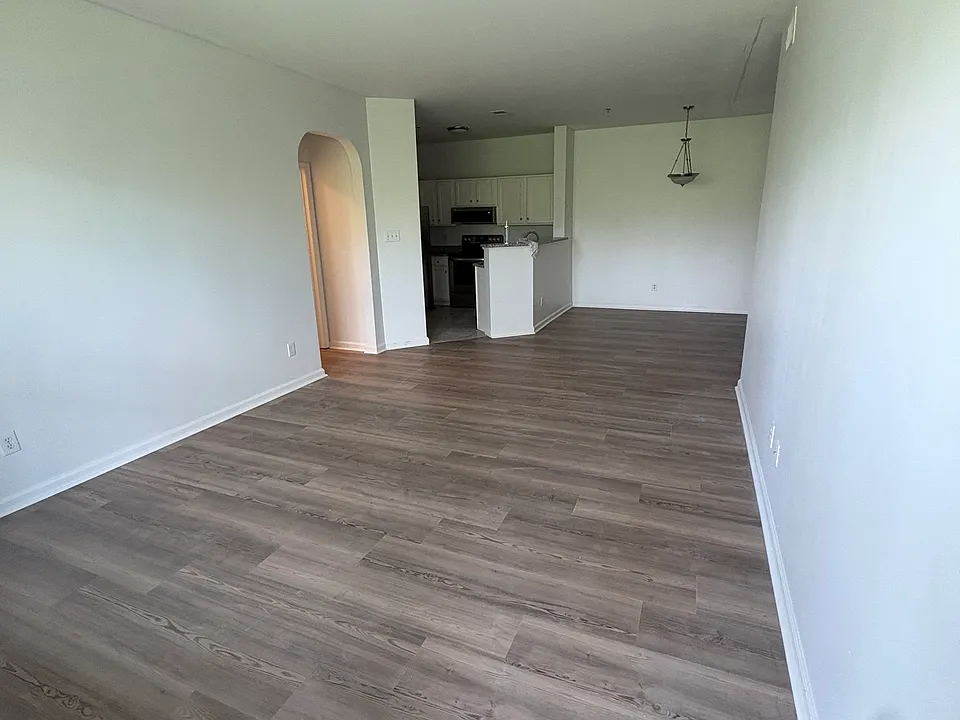 310 Riverbend Dr #1E