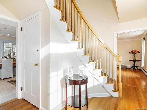 3rd image of 7 Carriage Dr
