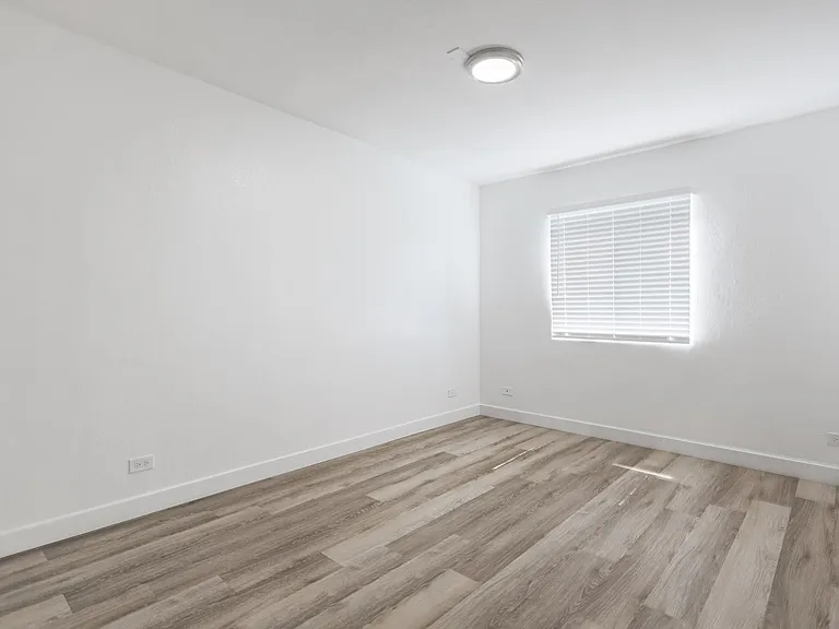 7918 Reseda Blvd — Photo 40
