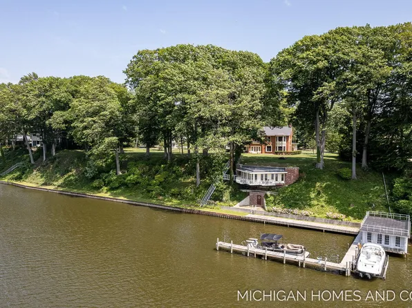 116 Riverside Dr, Saugatuck, MI 49453