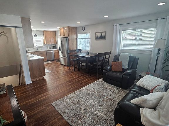 2nd image of 1518 E Satre Ave