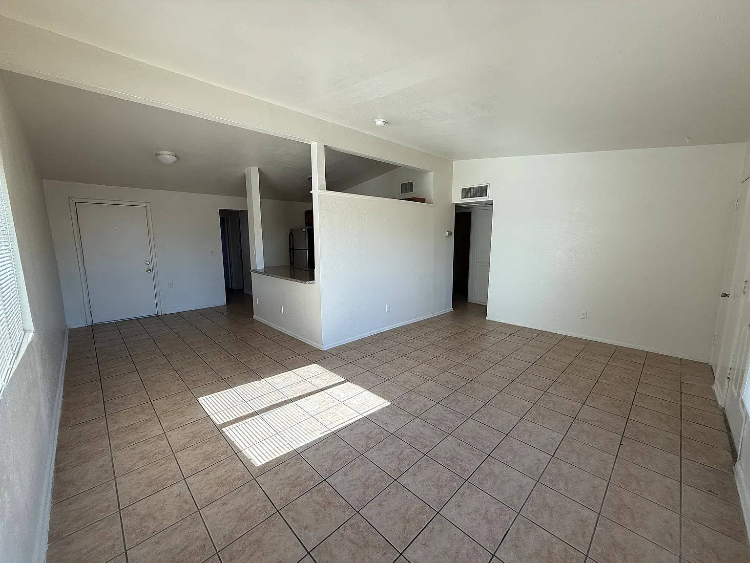 814 E Lester St — Photo 4