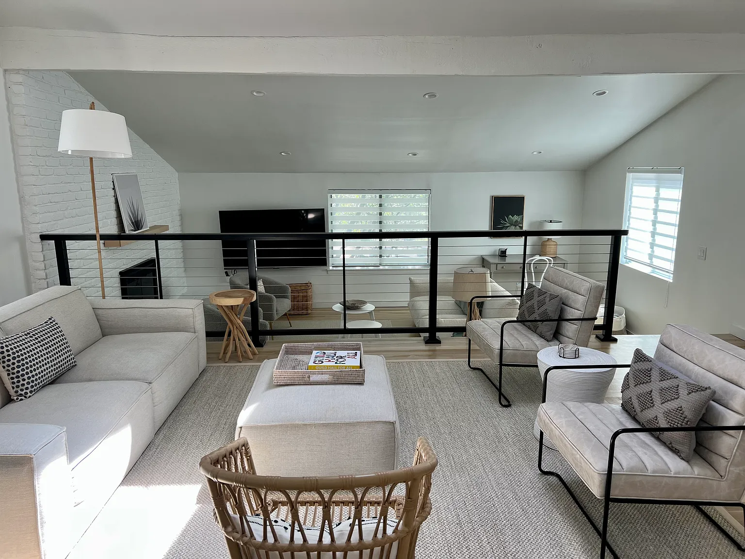 Renovated 3/2 contemporary in Springs — Photo 1