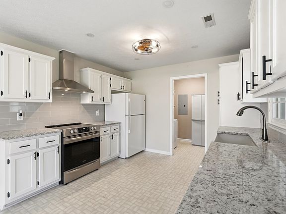 5th image of 415 Lake Park Dr.