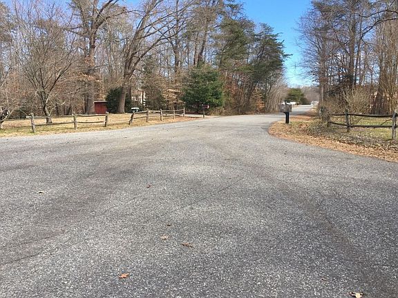 4th image of 34 Berkshire Ln