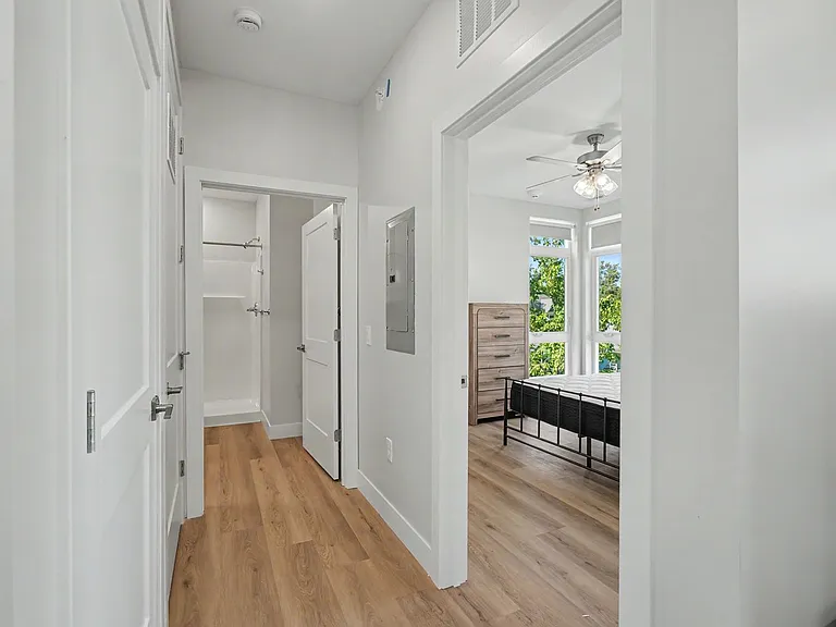 512 W Clark St — Photo 42