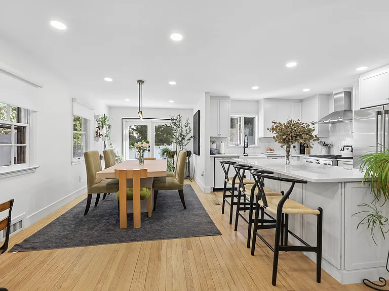 4 Lois Ave — Photo 8