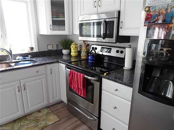 3rd image of 221 Grand Hbr