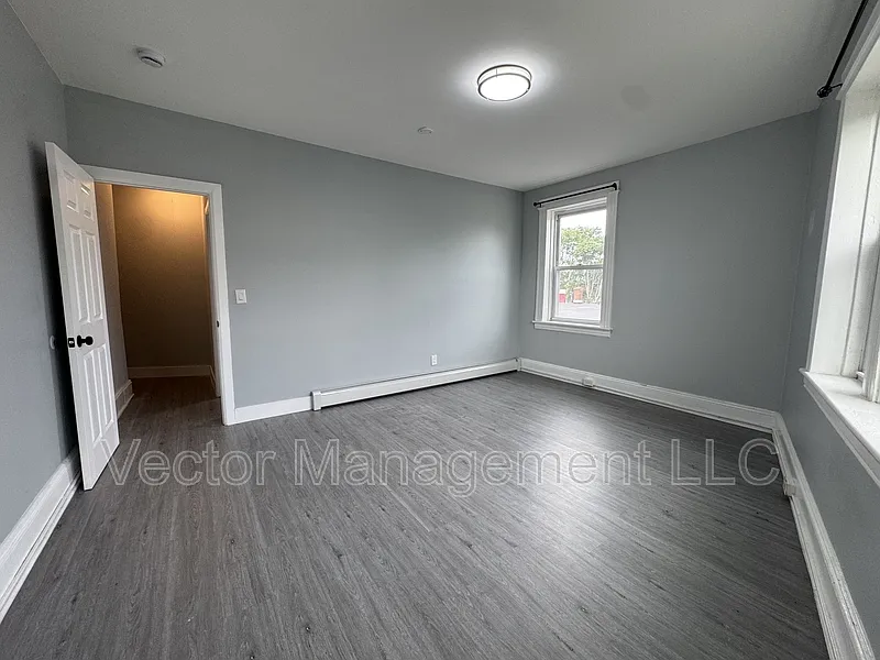 3 bed, 1.0 bath, 1000 sqft, $2,500 — Photo 3