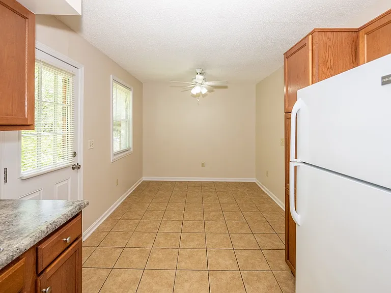 300 Berkley Ct #8 — Photo 6
