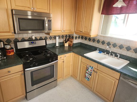 4th image of 42619 Walker St