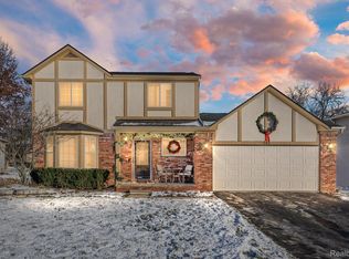 192 Eagle Crest Dr, South Lyon, MI 48178