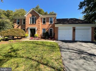 9821 Days Farm Dr, Vienna, VA 22182